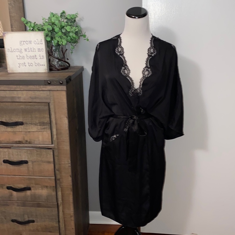 Victoria Secret lace trimmed kimono Satin Robe with Belt NWOT Size XS/S